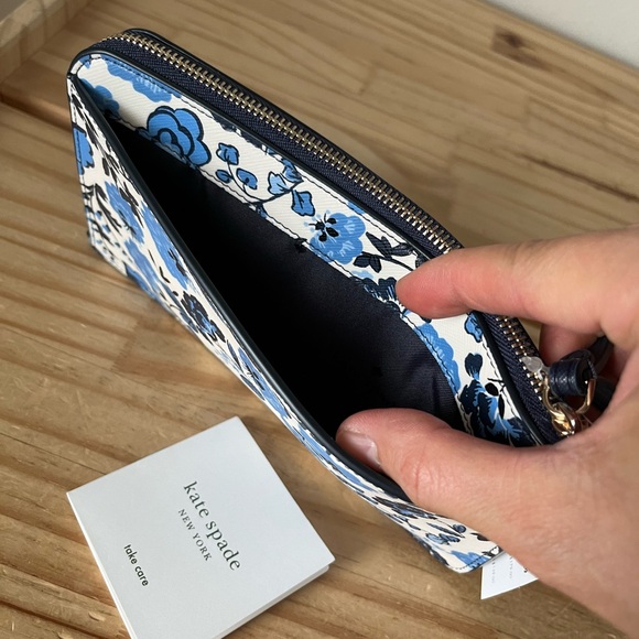 Kate Spade medium L-zip wristlet🎈🎈